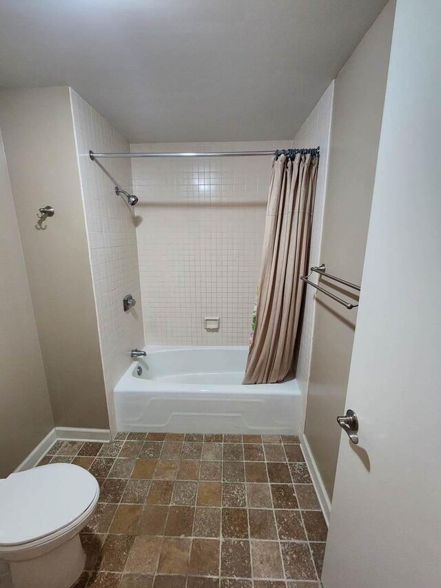 680 N Lake Shore Dr Unit 716, Chicago, IL 60611 - bathroom featuring shower / bath combo, toilet, and baseboards