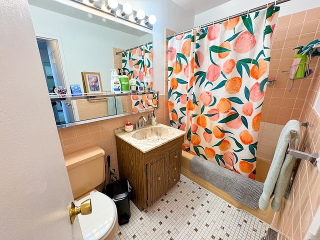 6301 N Sheridan Rd Unit 22N, Chicago, IL 60660 - bathroom with toilet, shower / tub combo, tile walls, and vanity