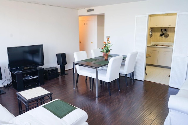 6301 N Sheridan Rd Unit 22N, Chicago, IL 60660 - dining space featuring wood finished floors