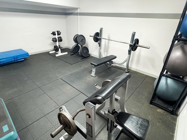 6301 N Sheridan Rd Unit 14E, Chicago, IL 60660 - exercise room with baseboards