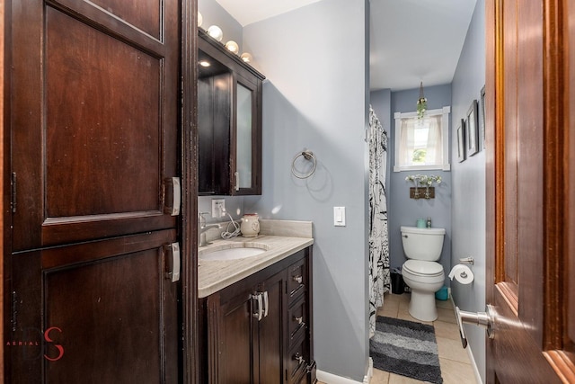 907 Parks Ln, Ottawa, IL 61350 - full bath featuring vanity, tile patterned flooring, toilet, a shower with shower curtain, and baseboards