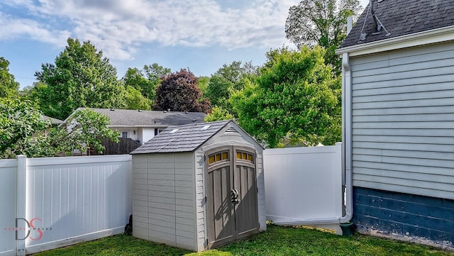 907 Parks Ln, Ottawa, IL 61350 - view of shed with a fenced backyard
