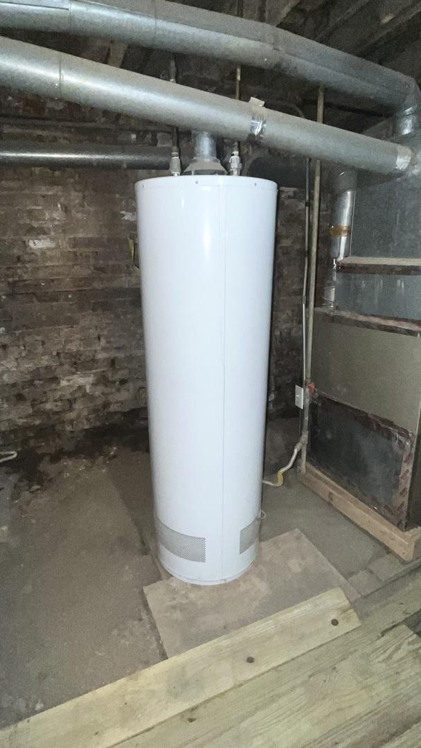 2823 W Flournoy St, Chicago, IL 60612 - utility room with water heater