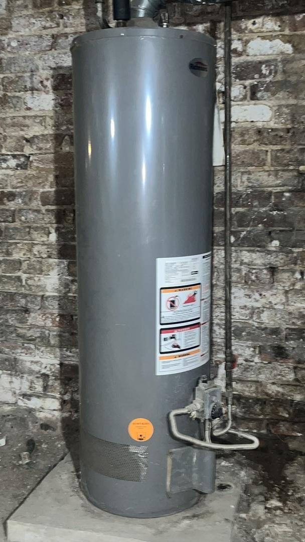 2823 W Flournoy St, Chicago, IL 60612 - utilities featuring gas water heater