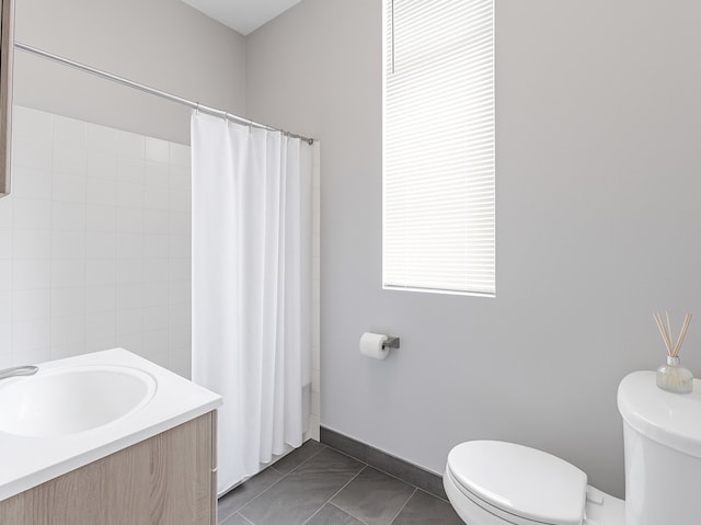 2823 W Flournoy St, Chicago, IL 60612 - full bathroom featuring toilet, vanity, and baseboards