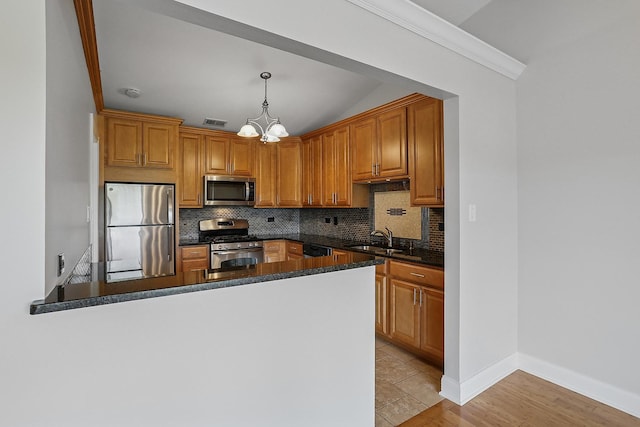 11114 Heritage Dr Unit 3C, Palos Hills, IL 60465 - kitchen with stainless steel appliances, a sink, a chandelier, decorative backsplash, and vaulted ceiling
