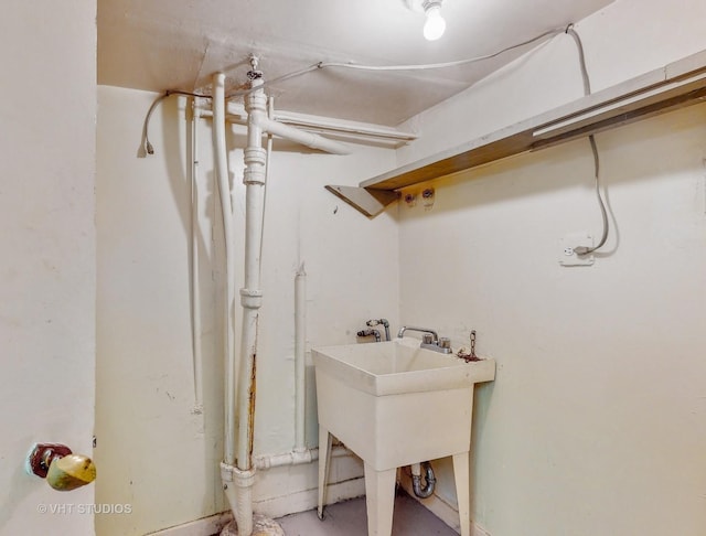 7832 S Paxton Ave, Chicago, IL 60649 - washroom featuring a sink
