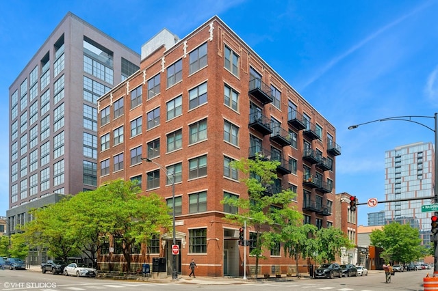 view of apartment building / complex