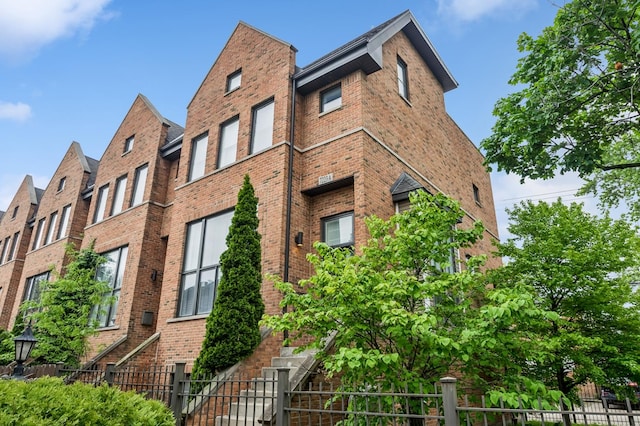 7223 N Hamilton Ave Unit A, Chicago, IL 60645 - view of building exterior featuring a fenced front yard