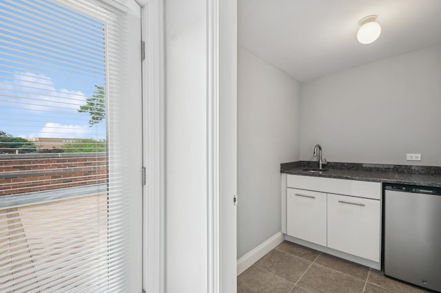 7223 N Hamilton Ave Unit A, Chicago, IL 60645 - indoor wet bar with dishwasher, dark tile patterned flooring, and baseboards