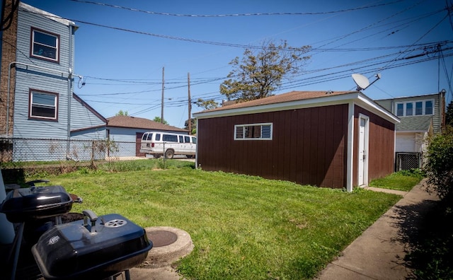 view of yard featuring an outdoor structure
