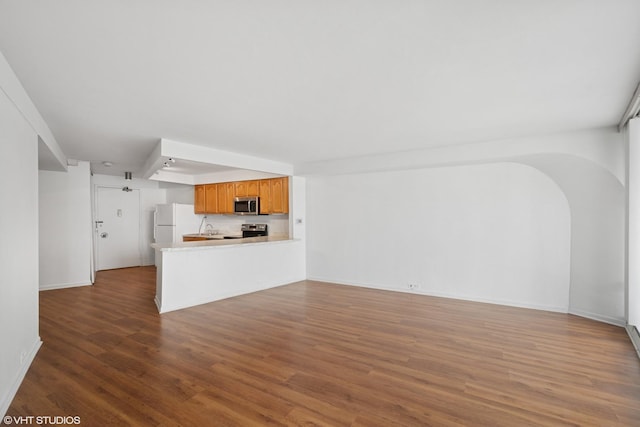 300 N State St Unit 3205, Chicago, IL 60654 - unfurnished living room with dark wood-type flooring, baseboards, and a sink