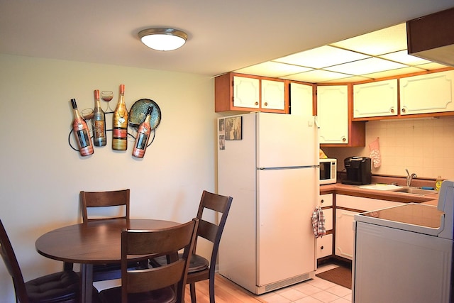 2900 Maple Ave Unit 10E, Downers Grove, IL 60515 - kitchen featuring white appliances, a sink, and decorative backsplash