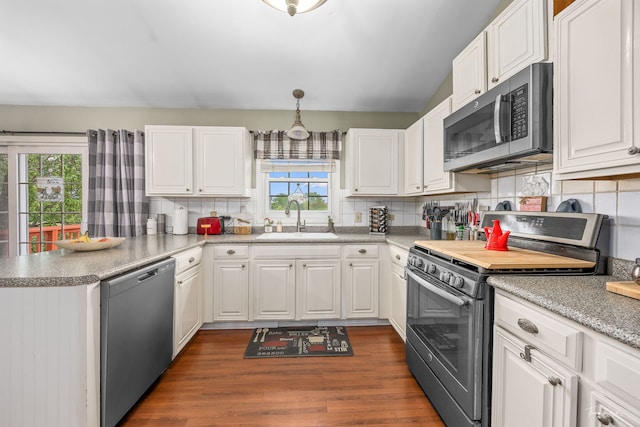 20005 S Mallory Dr, Frankfort, IL 60423 - kitchen with appliances with stainless steel finishes, a sink, healthy amount of natural light, and white cabinetry