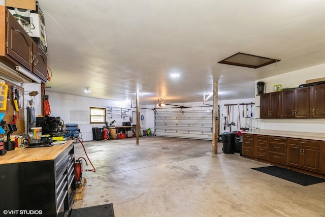 43389 N Oakcrest Ln N, Zion, IL 60099 - garage with a workshop area