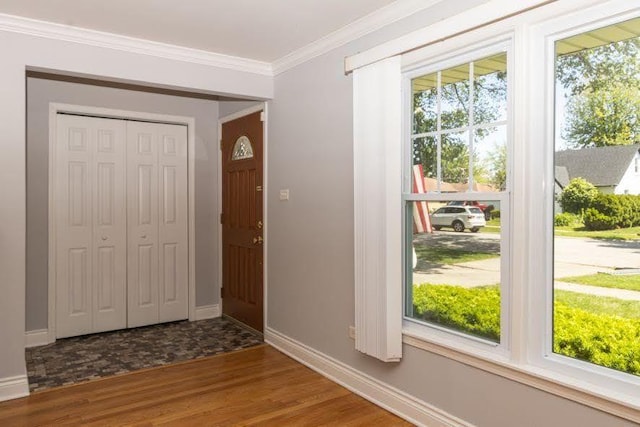 5940 W 88th Pl, Oak Lawn, IL 60453 - foyer entrance featuring wood finished floors, baseboards, and ornamental molding