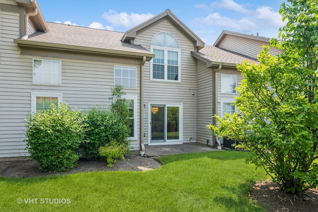 241 Old Oak Ct W, Buffalo Grove, IL 60089 - back of property with a yard and a shingled roof