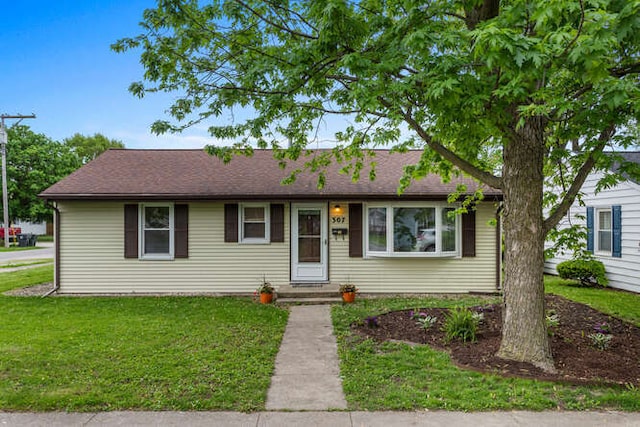 307 N Carico St, Tuscola, IL 61953 - view of front of home featuring a front lawn