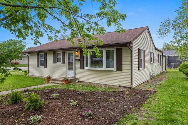 307 N Carico St, Tuscola, IL 61953 - view of front facade with a front yard