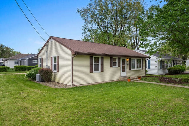 307 N Carico St, Tuscola, IL 61953 - ranch-style house with a front yard