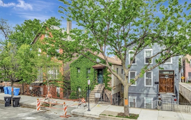 1735 S Desplaines St, Chicago, IL 60616 - view of front facade featuring a gate