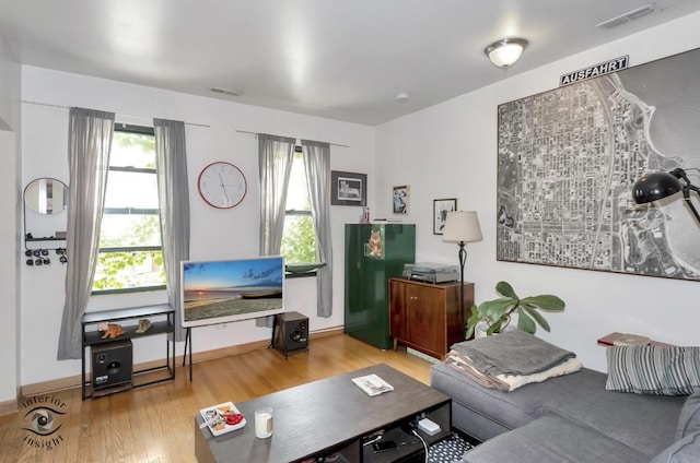 1735 S Desplaines St, Chicago, IL 60616 - living room featuring wood finished floors and baseboards