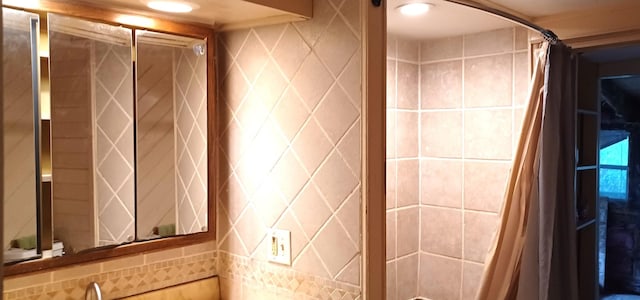 809 S Lynn St, Champaign, IL 61820 - full bath featuring tiled shower