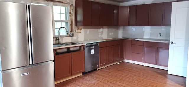 809 S Lynn St, Champaign, IL 61820 - kitchen with stainless steel appliances, light wood-style flooring, and light countertops