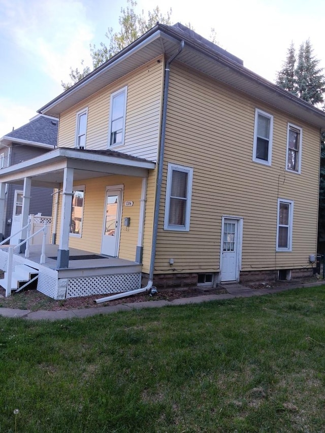 1304 E 4th St, Sterling, IL 61081 - back of property with a lawn