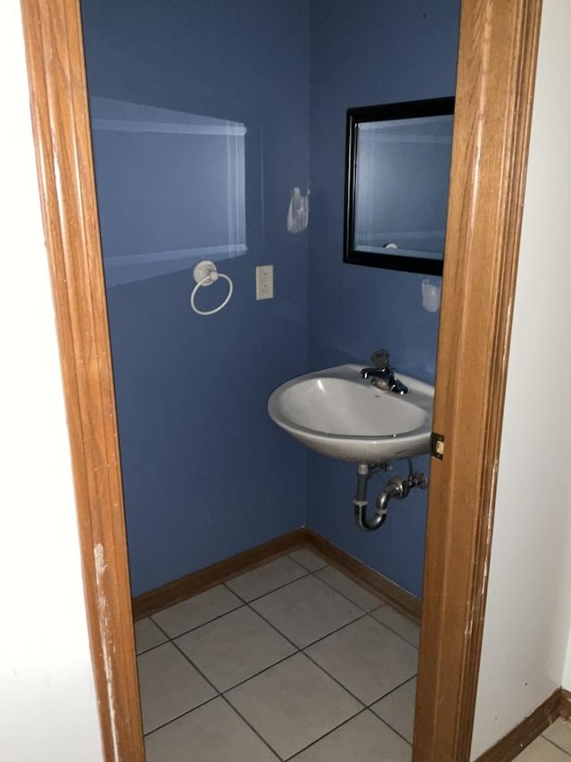 934 Evans St, Ottawa, IL 61350 - bathroom with a sink, tile patterned flooring, and baseboards