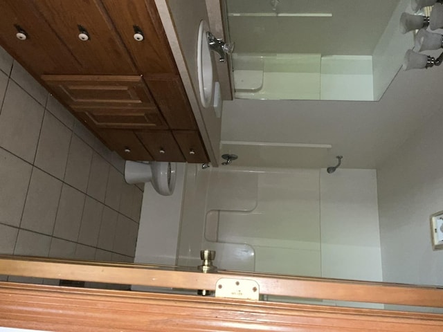 934 Evans St, Ottawa, IL 61350 - bathroom featuring a shower