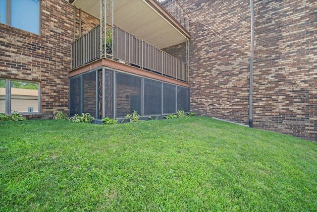 824 Mcgregor St Unit 4, Bloomington, IL 61701 - view of grassy yard featuring a balcony and a sunroom