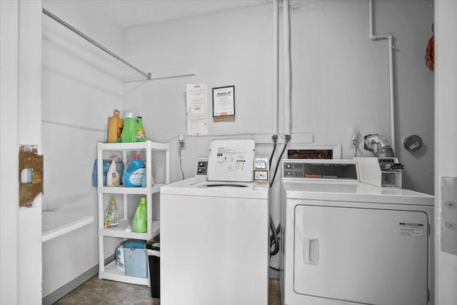 824 Mcgregor St Unit 4, Bloomington, IL 61701 - community laundry room featuring washing machine and clothes dryer