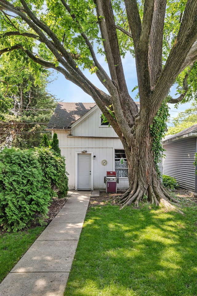 810 Glenwood Ave, Joliet, IL 60435 - view of front facade with a front lawn and a shingled roof