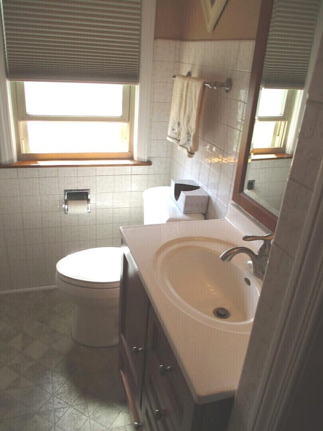 10918 S Ridgeway Ave, Chicago, IL 60655 - bathroom featuring vanity, toilet, tile walls, and tile patterned floors