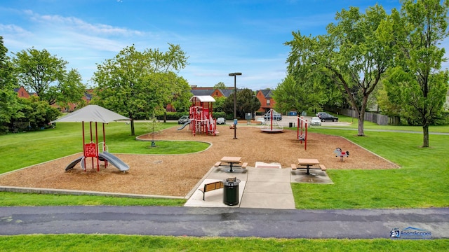 1535 S Douglas Ave, Arlington Heights, IL 60005 - community play area featuring a yard