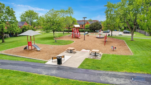 1535 S Douglas Ave, Arlington Heights, IL 60005 - community play area featuring a yard