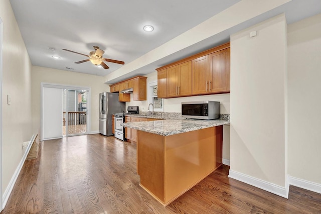 447 W 27th St, Chicago, IL 60616 - kitchen with appliances with stainless steel finishes, a sink, ceiling fan, baseboards, and a peninsula