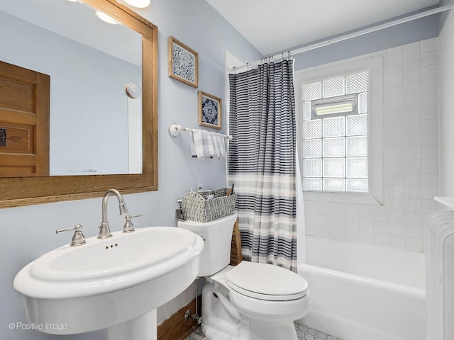 217 S Craig Pl, Lombard, IL 60148 - full bath with a sink, toilet, and shower / bathtub combination with curtain