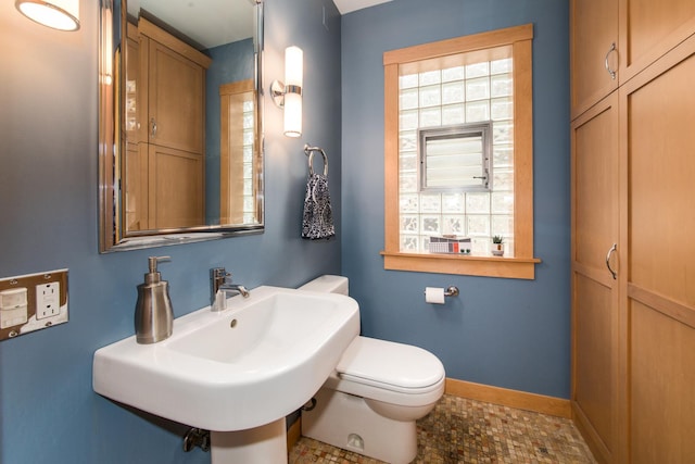 740 Wisner St, Park Ridge, IL 60068 - bathroom with baseboards, toilet, and a sink