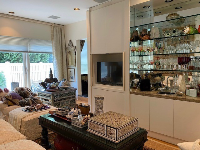 941 Harms Rd, Glenview, IL 60025 - living room with bar with sink