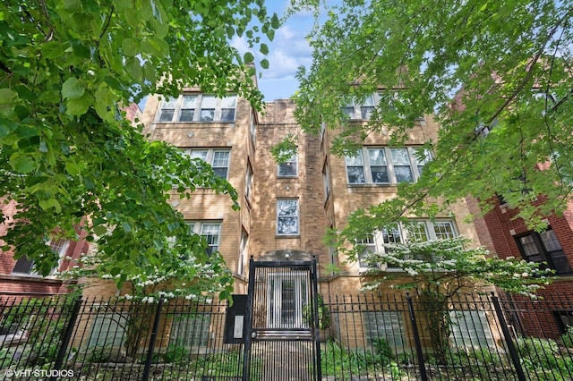 7315 N Honore St Unit 1, Chicago, IL 60626 - view of property with a fenced front yard