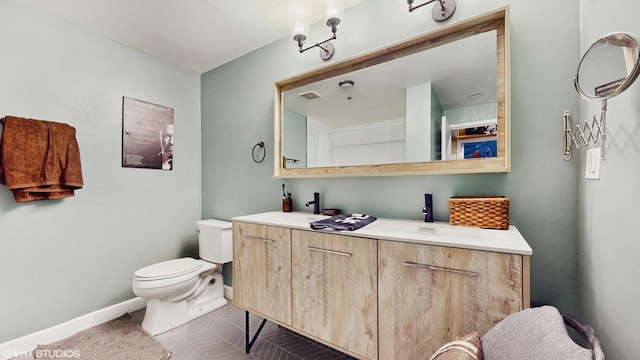 124 W Polk St Unit 101, Chicago, IL 60605 - full bath featuring toilet, baseboards, double vanity, and tile patterned floors