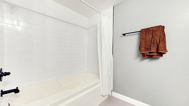 124 W Polk St Unit 101, Chicago, IL 60605 - bathroom with shower / tub combo and baseboards