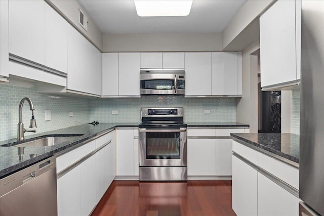 1534 Mcdaniels Ave Unit 4B, Highland Park, IL 60035 - kitchen featuring appliances with stainless steel finishes, a sink, and white cabinets
