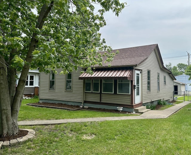 964 S Washington Ave, Kankakee, IL 60901 - back of property featuring a shingled roof and entry steps