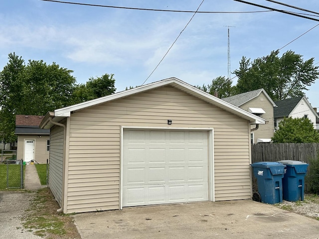964 S Washington Ave, Kankakee, IL 60901 - detached garage with driveway