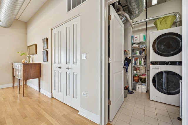 170 N NW Hwy Unit 401, Park Ridge, IL 60068 - laundry room featuring estacked washer and dryer, light wood-style flooring, and baseboards