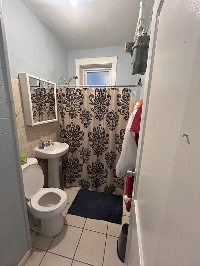 2853 W 40th St, Chicago, IL 60632 - full bathroom featuring toilet, tile patterned floors, tile walls, and a shower with shower curtain