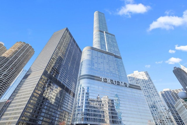 401 N Wabash Ave Unit 42E, Chicago, IL 60611 - view of building exterior with a city view